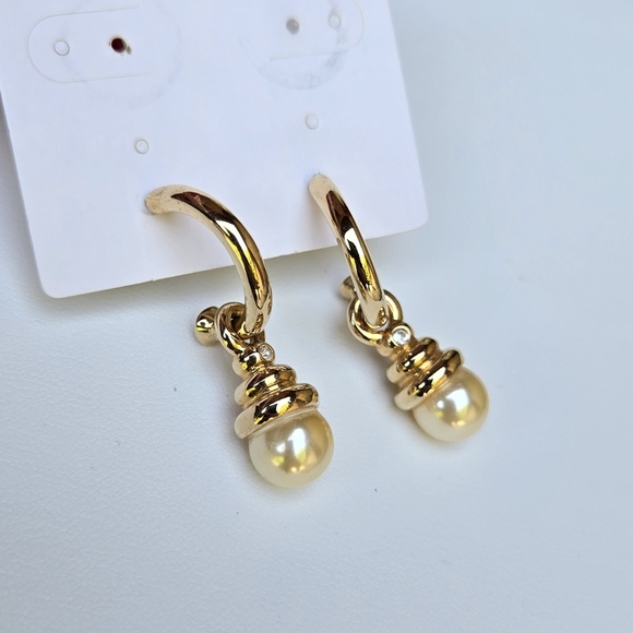 Vintage Gold and Cream Pearl Fuax Pearl Earrings - Picture 4 of 17